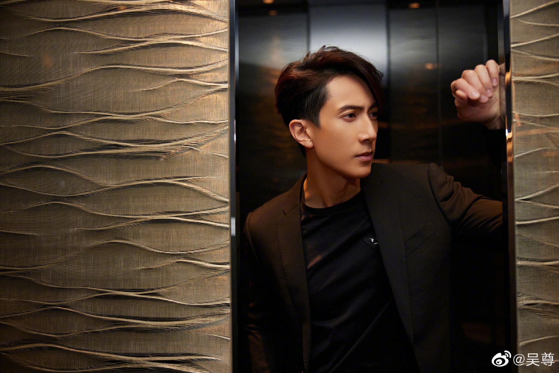 吴尊烫头发迎新年  被儿女吐槽：像快熟面