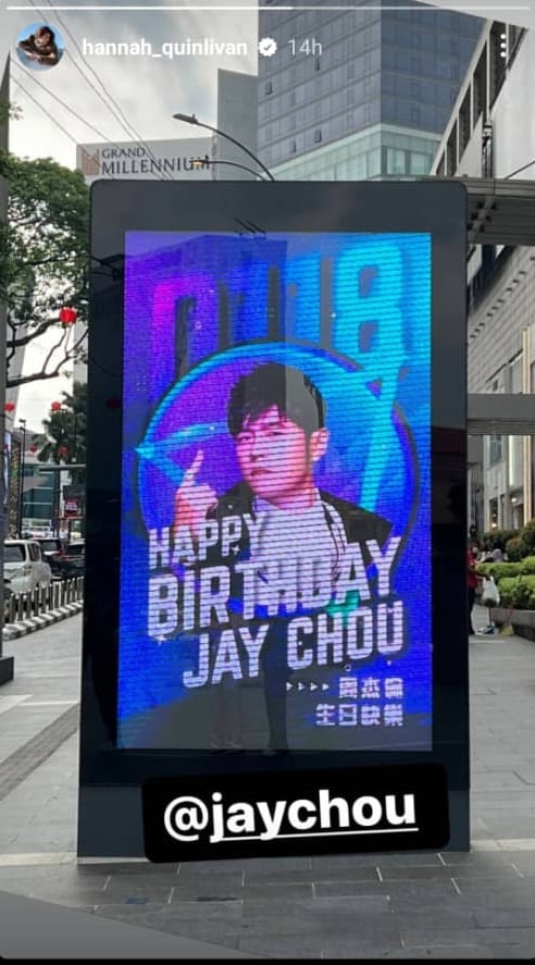 周杰伦迎44岁生日  大马粉丝包广告牌庆生 