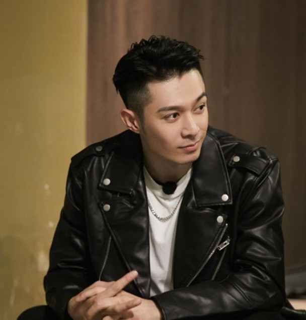 周柏豪晒亲子乐繁简两用 遭网民围攻