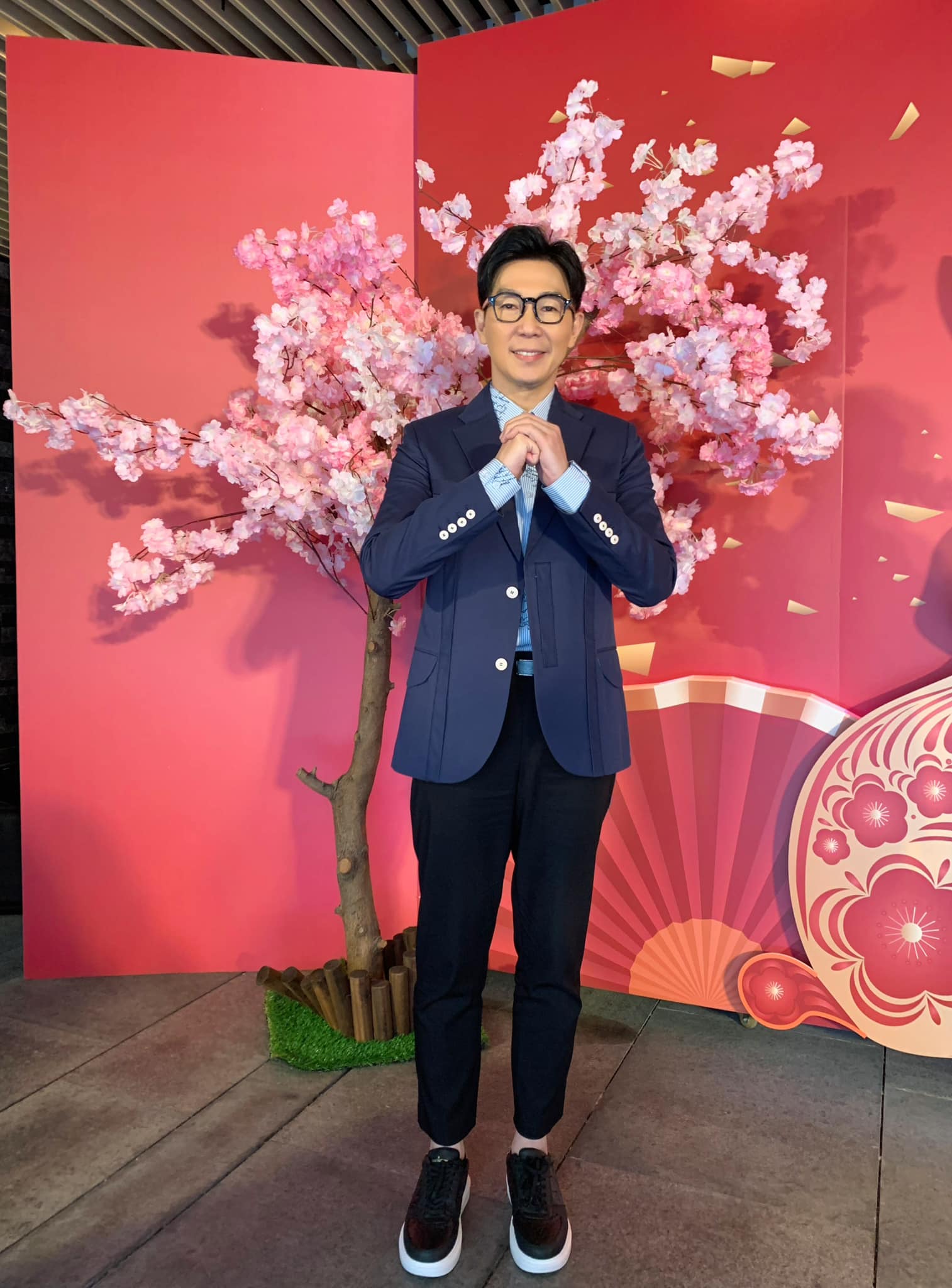 品冠81岁父视力只剩光影 花1个月游说双亲赴台过年