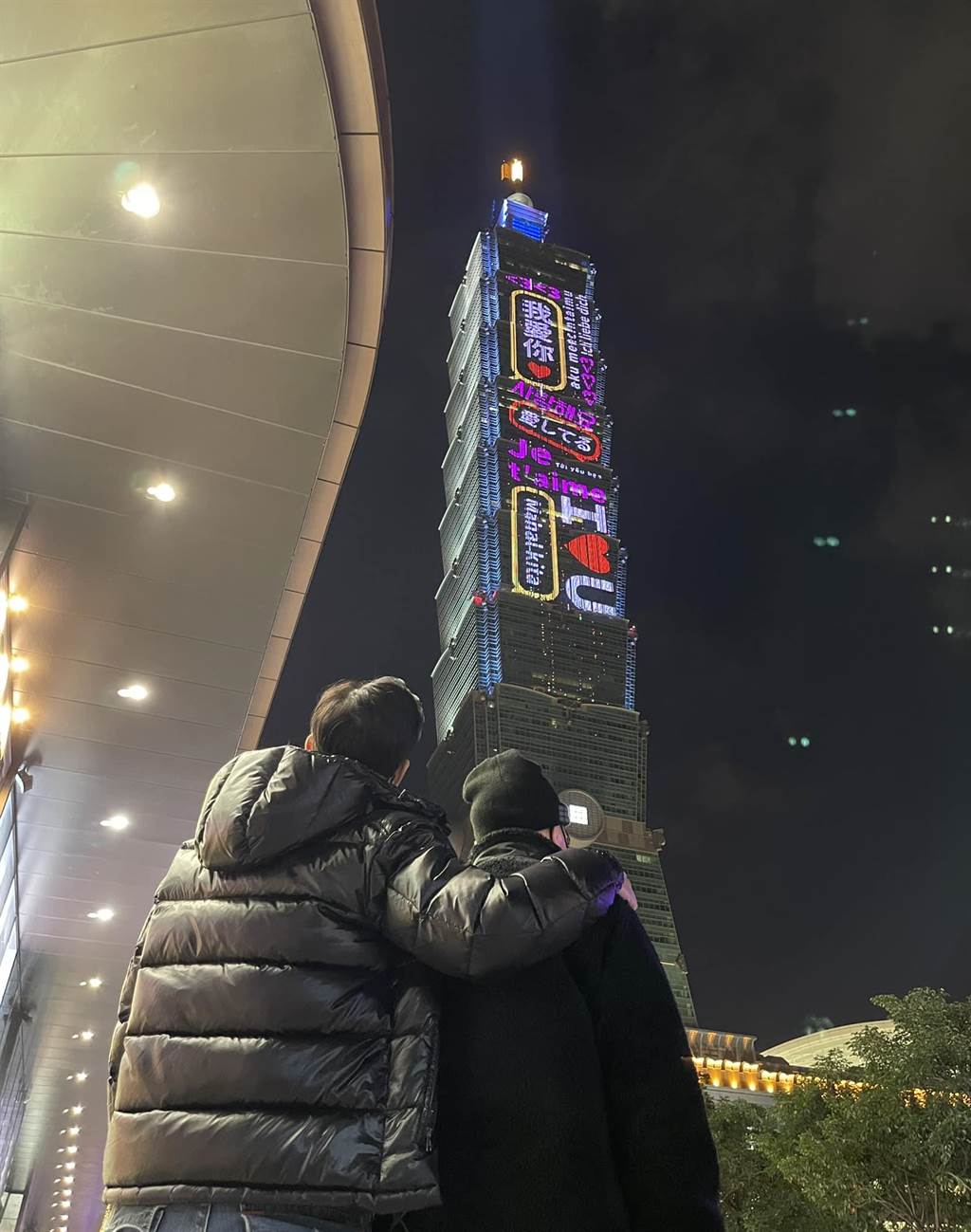 品冠81岁父视力只剩光影 花1个月游说双亲赴台过年