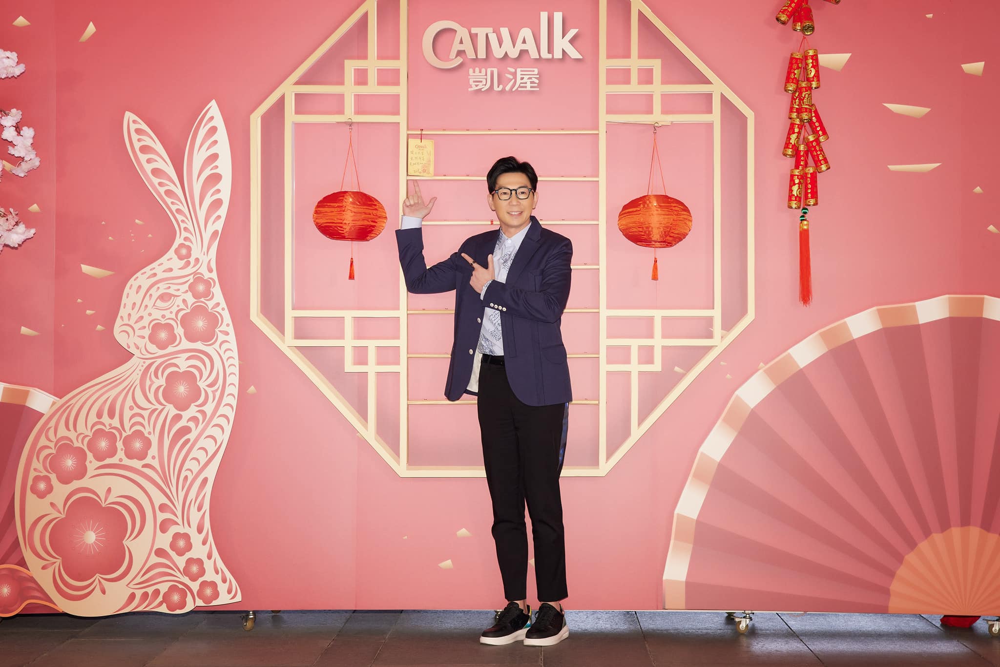 品冠81岁父视力只剩光影 花1个月游说双亲赴台过年