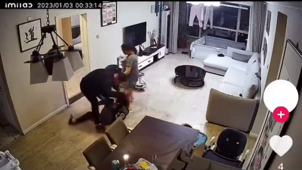 唐山男子家暴殴打哺乳期妻子 警方正调查处理