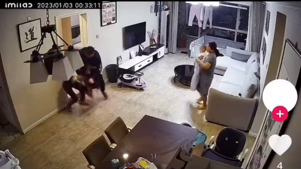 唐山男子家暴殴打哺乳期妻子 警方正调查处理