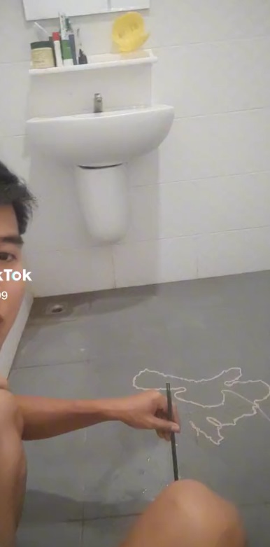 喜欢吃生牛肉配辛辣泰式蘸酱 男子肛门钻出2公尺长绦虫