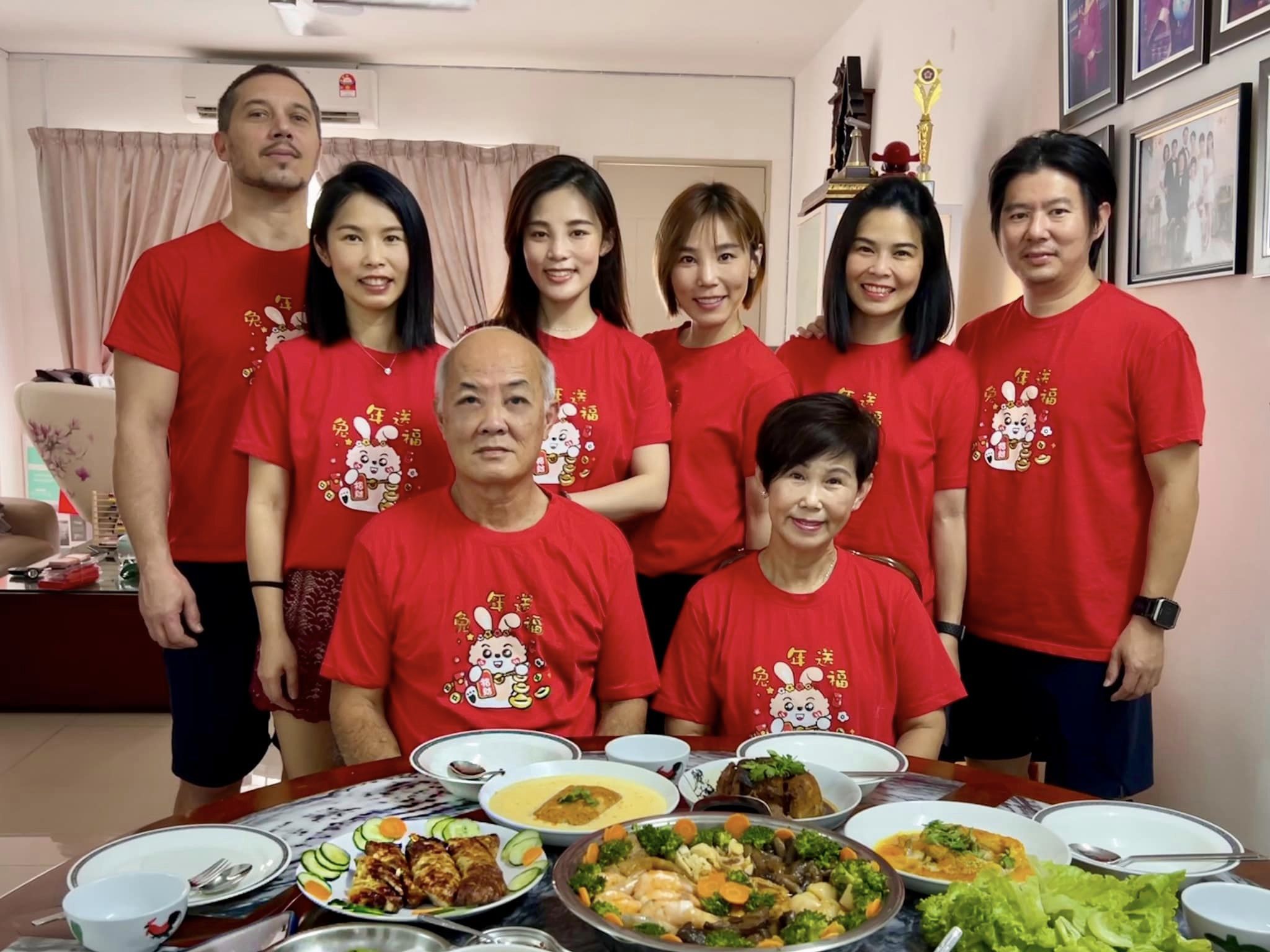 回马吃团圆饭！ 陈威全团聚照等3年终拍成  梁静茹上菜被催出新专辑  