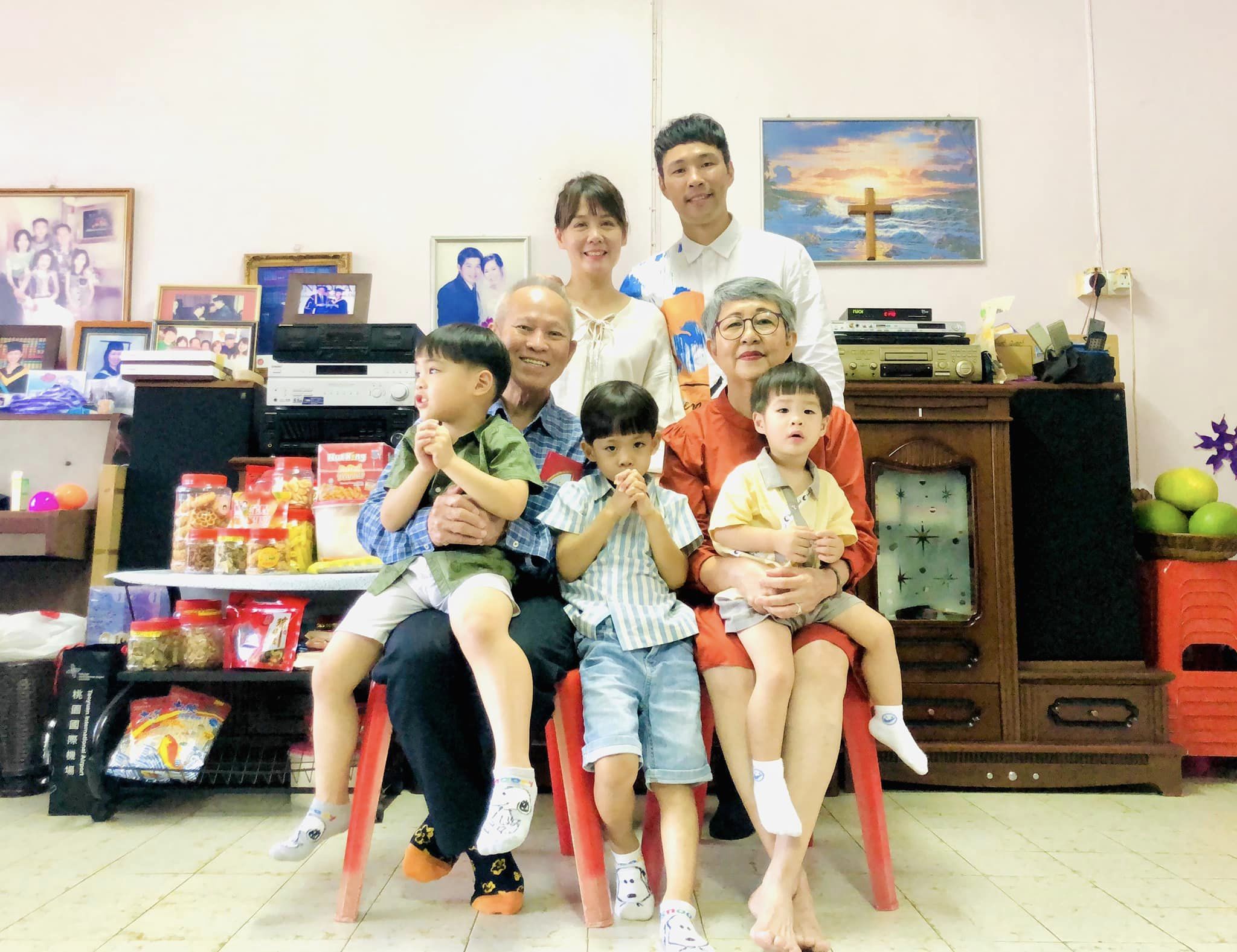 回马吃团圆饭！ 陈威全团聚照等3年终拍成  梁静茹上菜被催出新专辑  