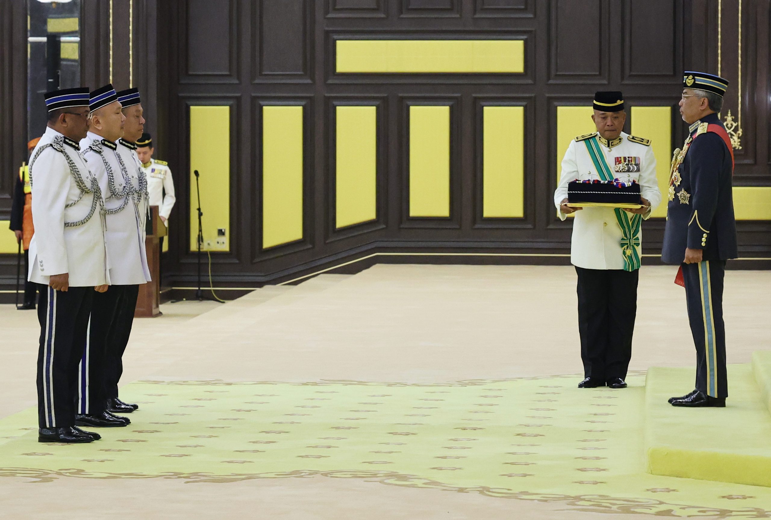 国家元首册封250名警察,包括3名警察总监