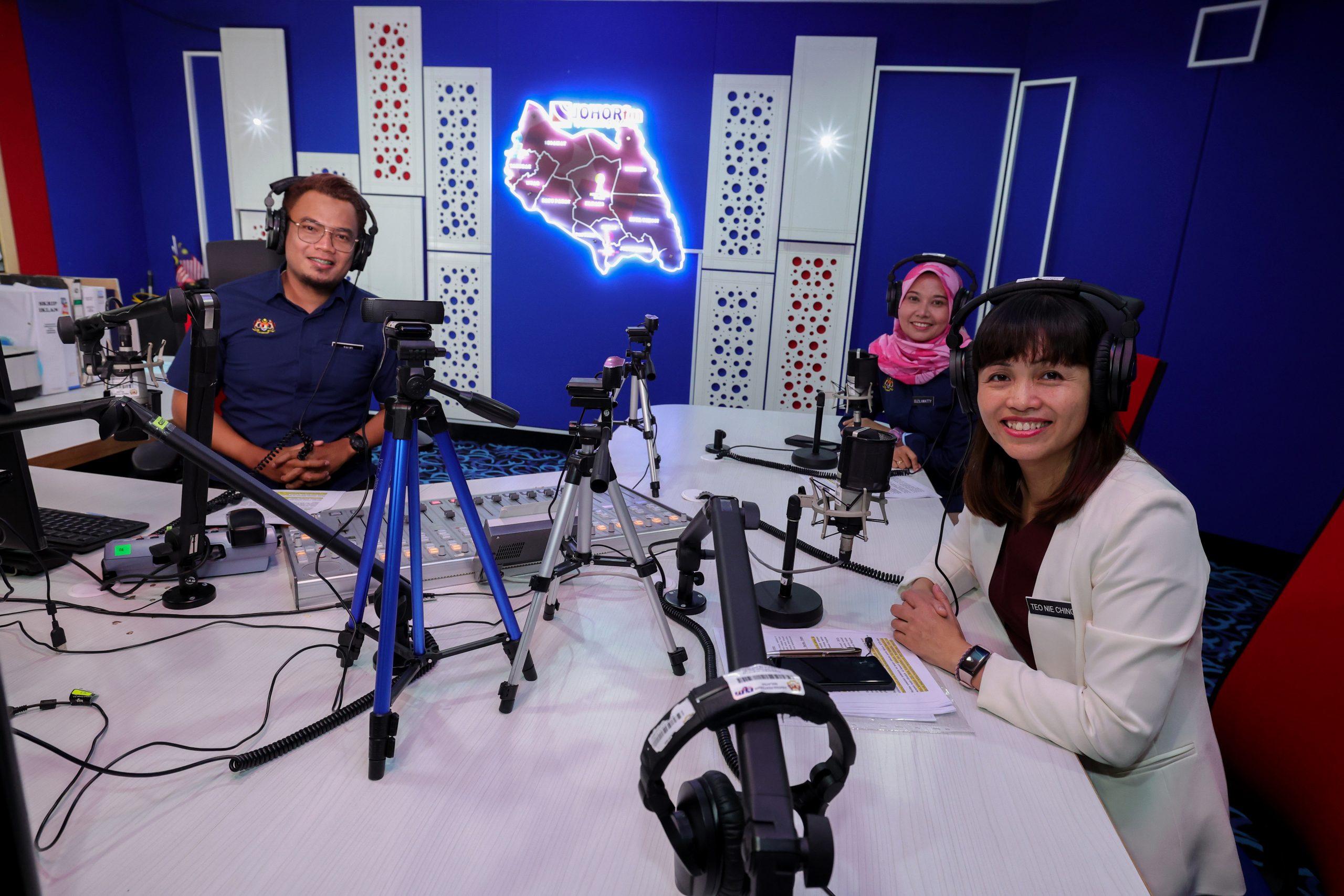 国:张念群:若大专院校面对网络问题,应向通讯部反映