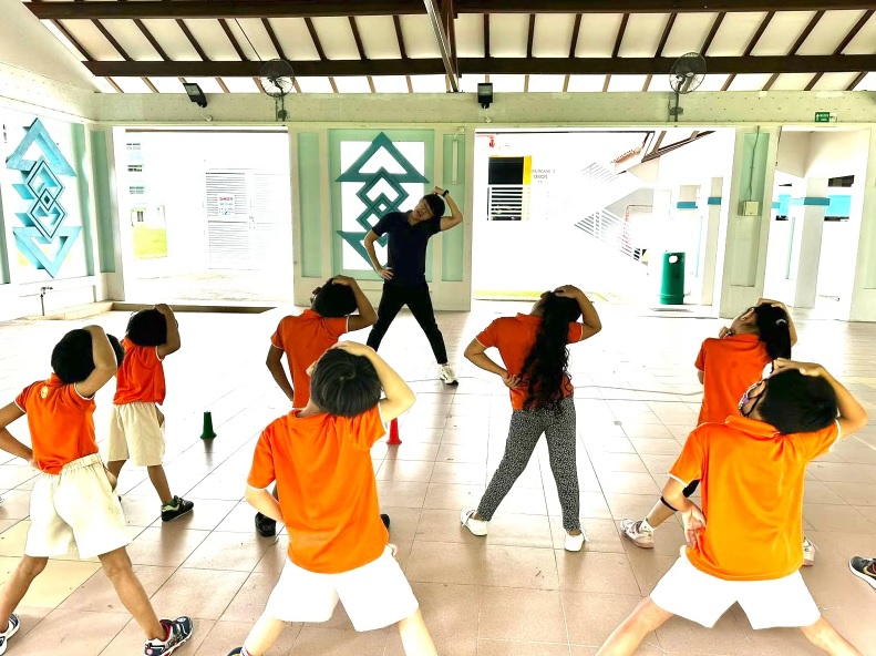 国:暖势力:舞蹈教练转行当幼教教师 狮城年轻男子满腔热忱