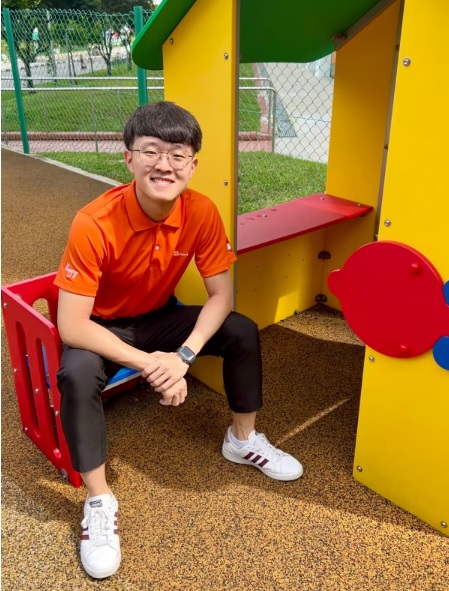 国:暖势力:舞蹈教练转行当幼教教师 狮城年轻男子满腔热忱