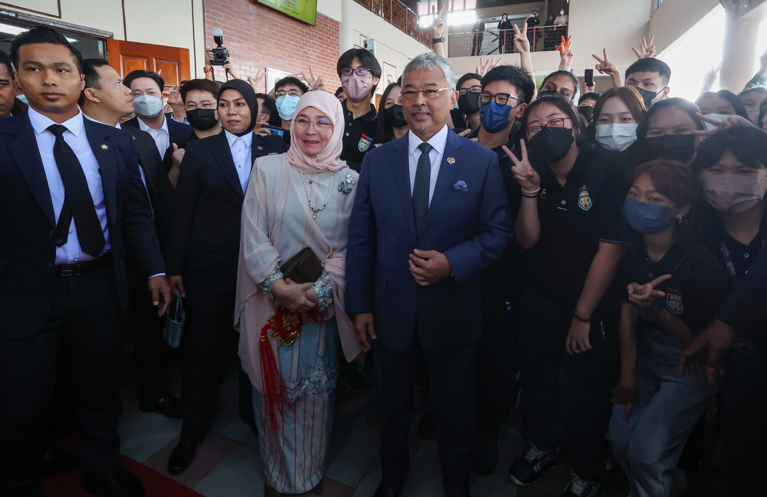 元首和元首后与学生开心合影 / 拉曼理工大学开幕/