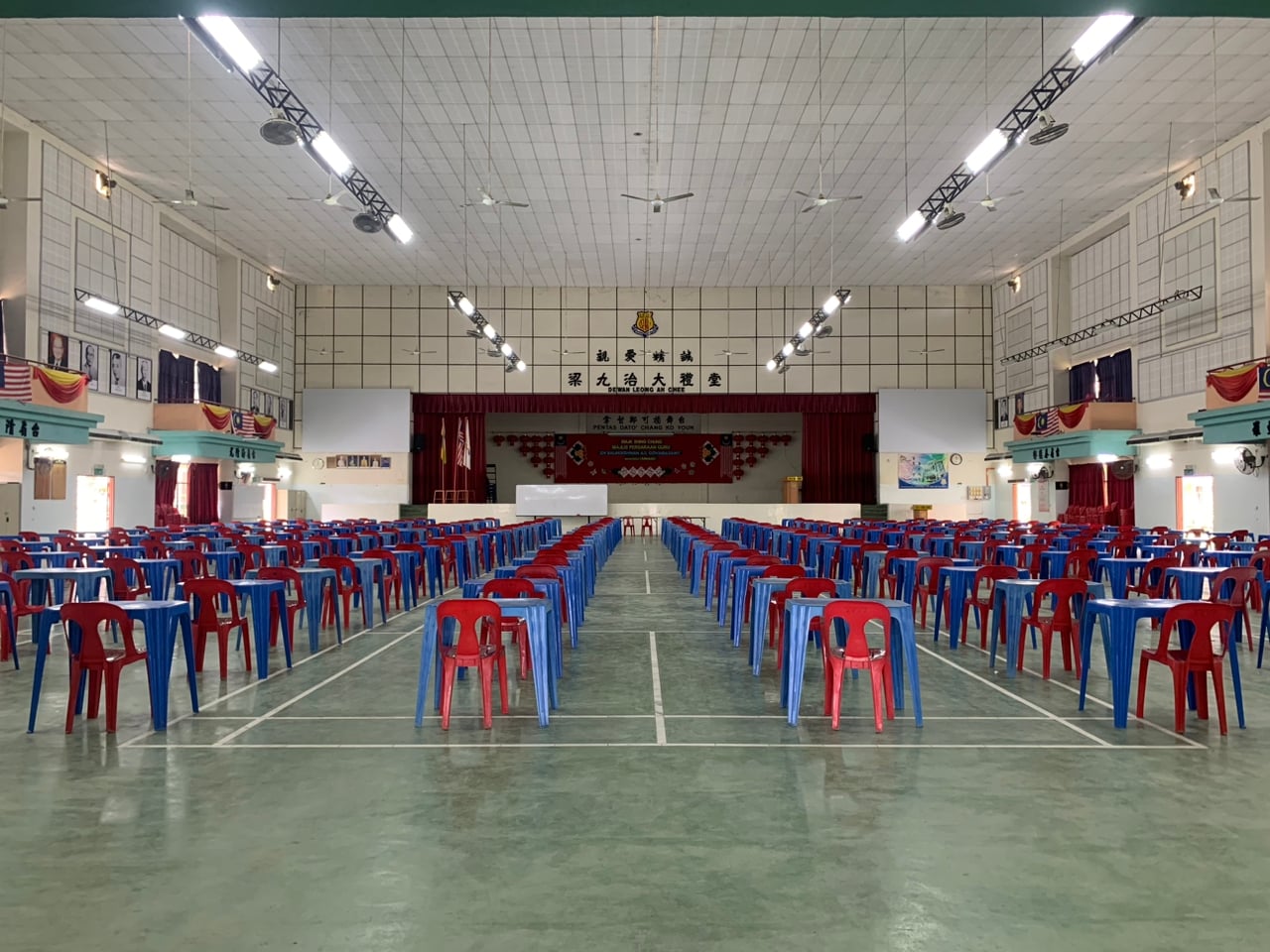 地点:和丰兴中中学 霹政府年初八大团拜