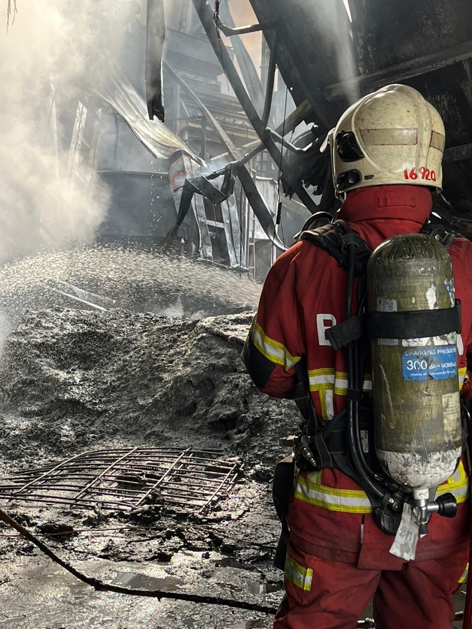 塑料工业厂起火·无人命伤亡