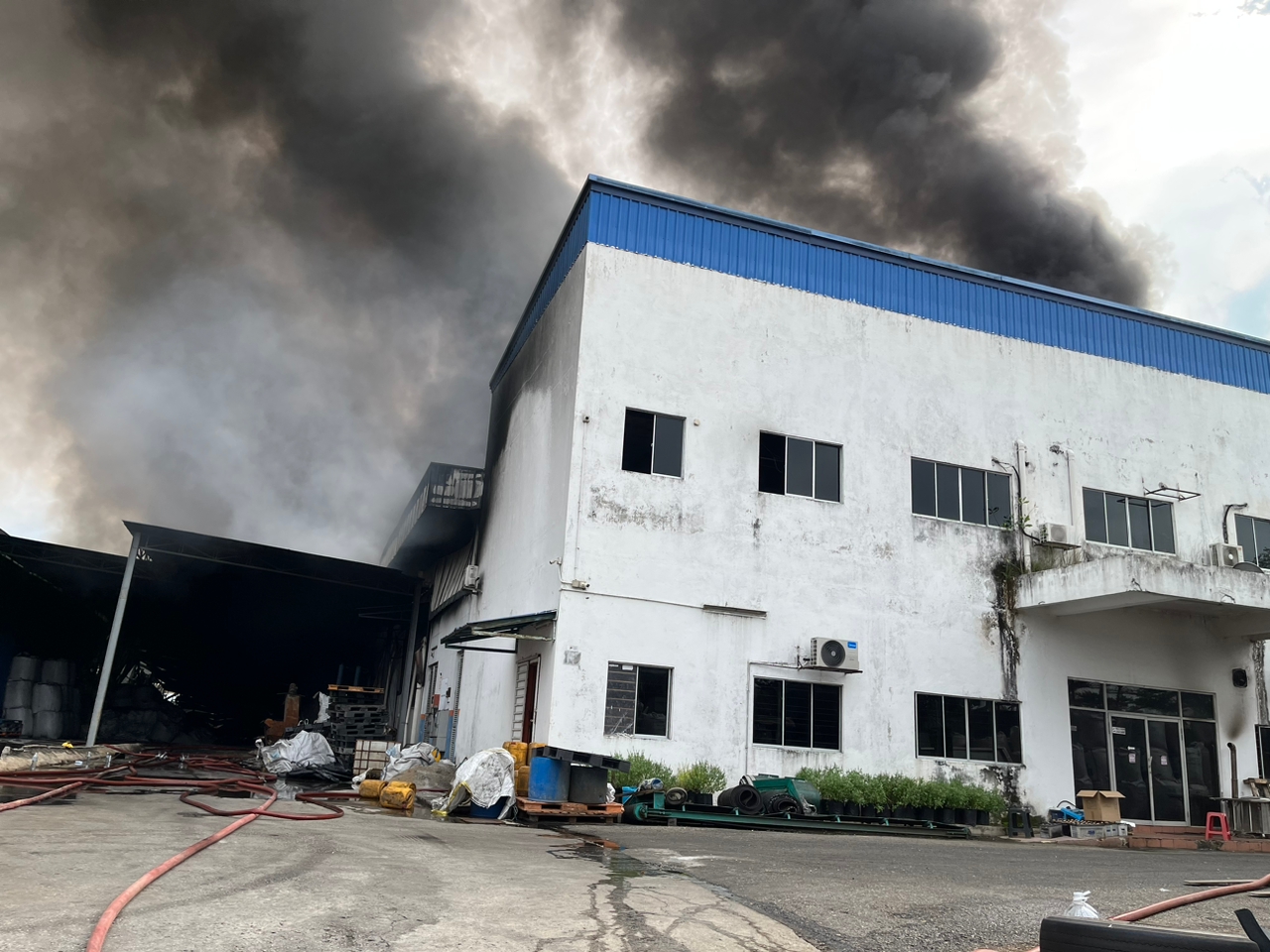 塑料工业厂起火·无人命伤亡