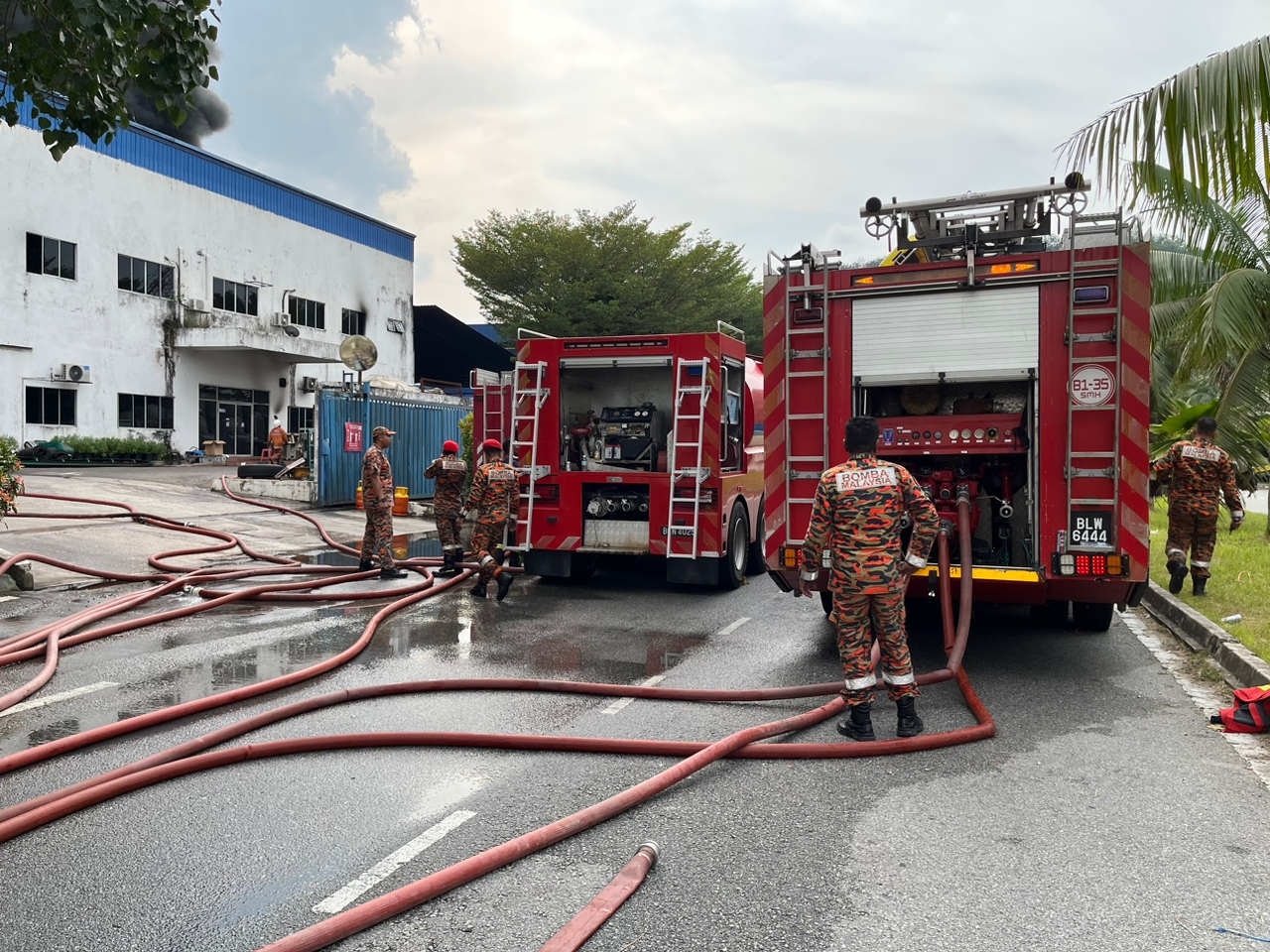 塑料工业厂起火·无人命伤亡