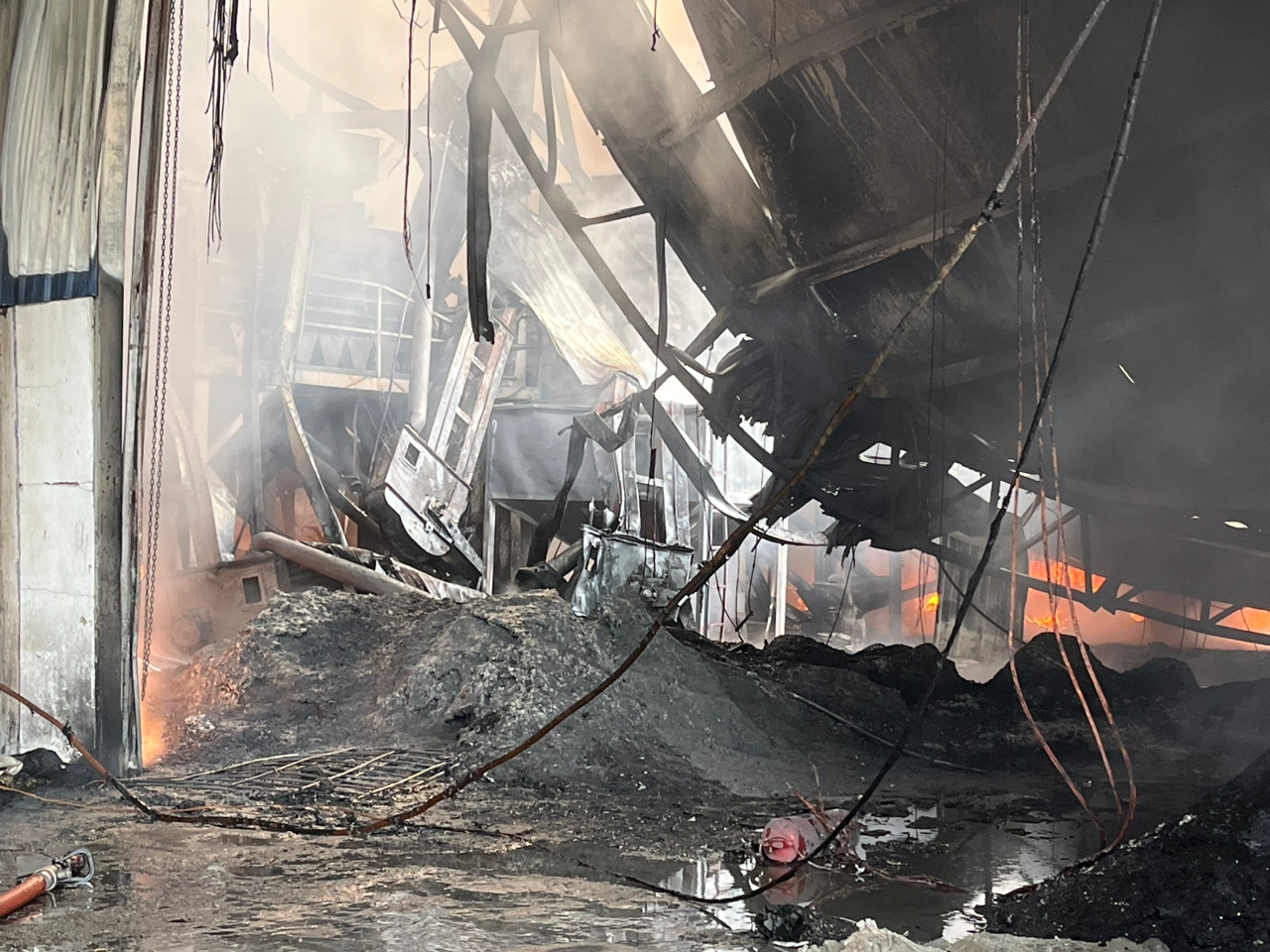 塑料工业厂起火·无人命伤亡