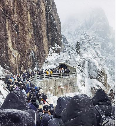 多景区门票售罄 黄山人龙排数公里