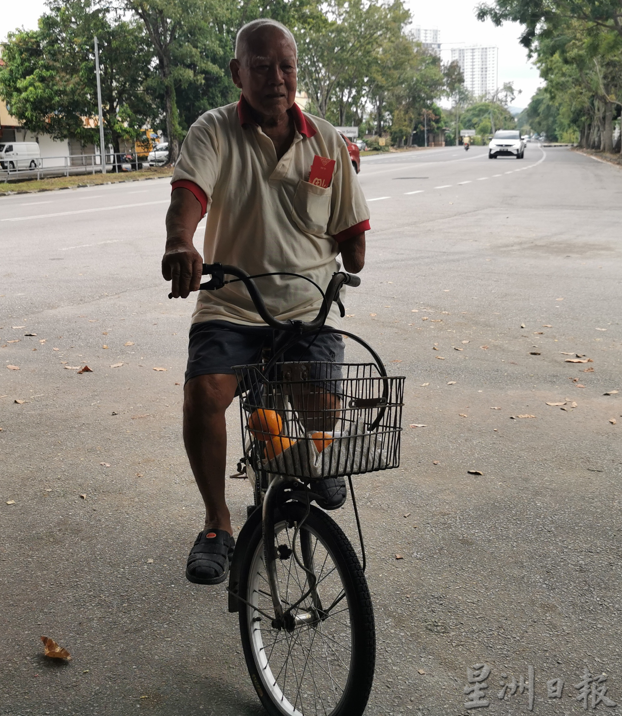 92岁独臂翁活得励志