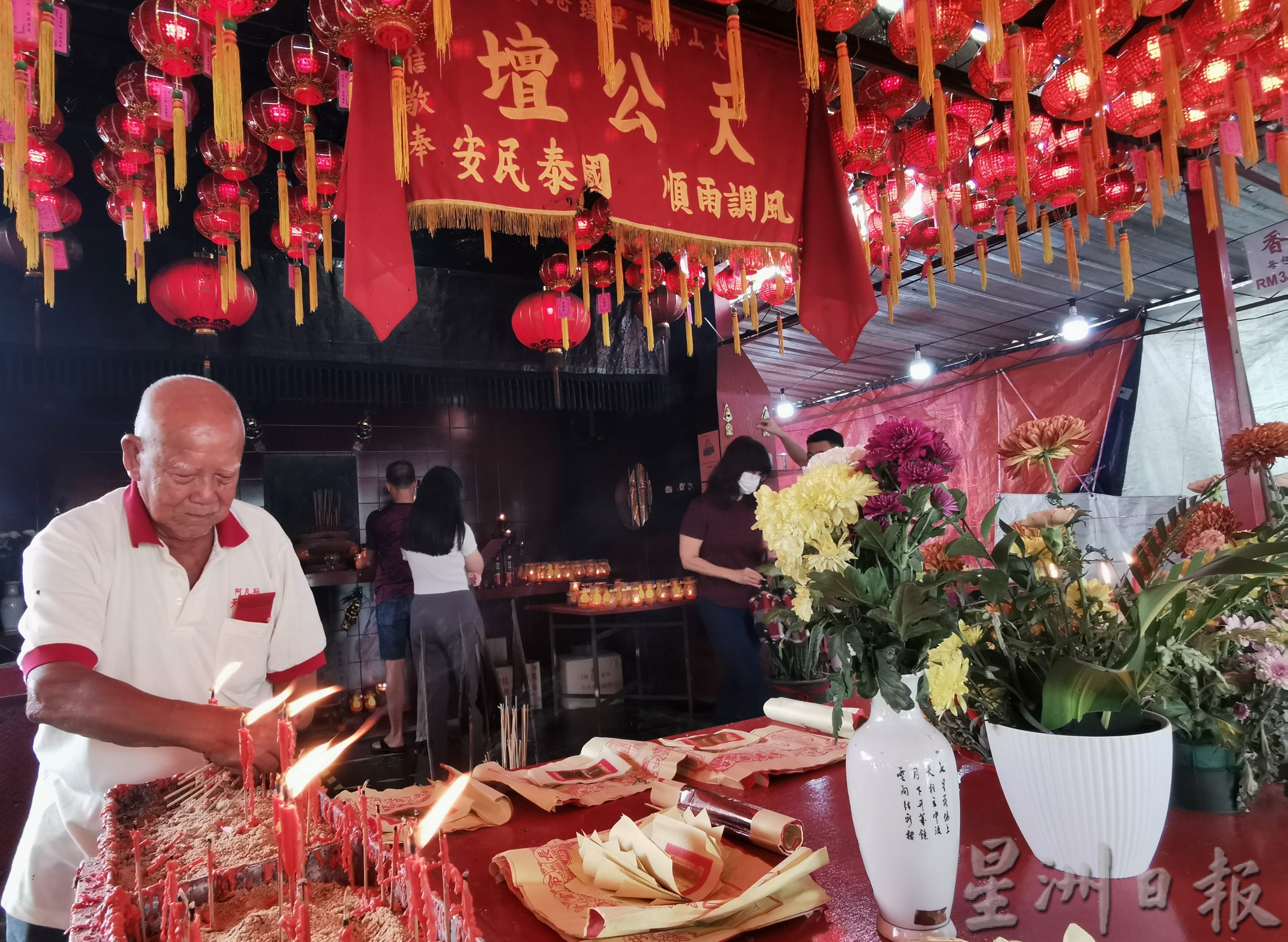 92岁独臂翁活得励志