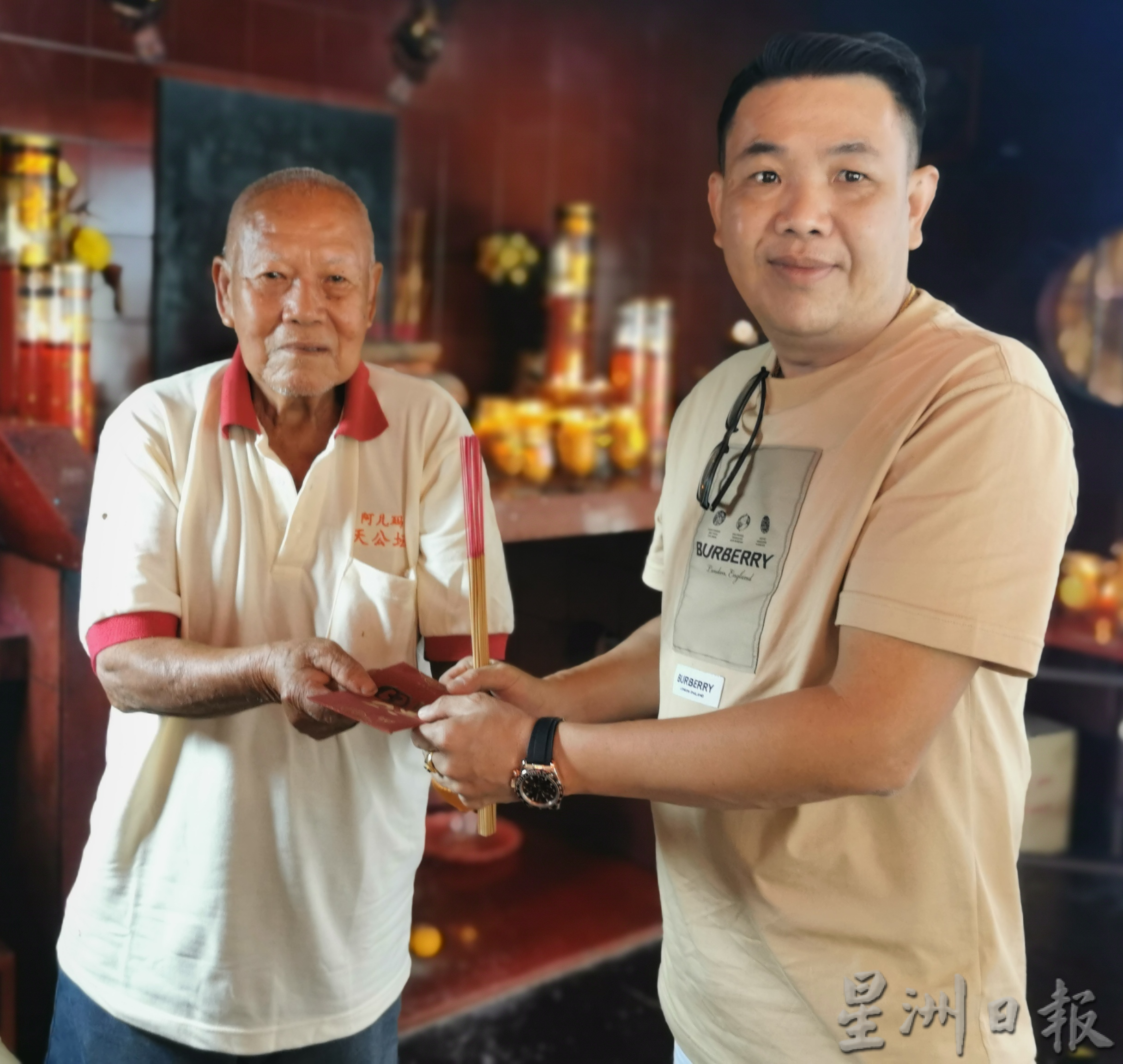 92岁独臂翁活得励志