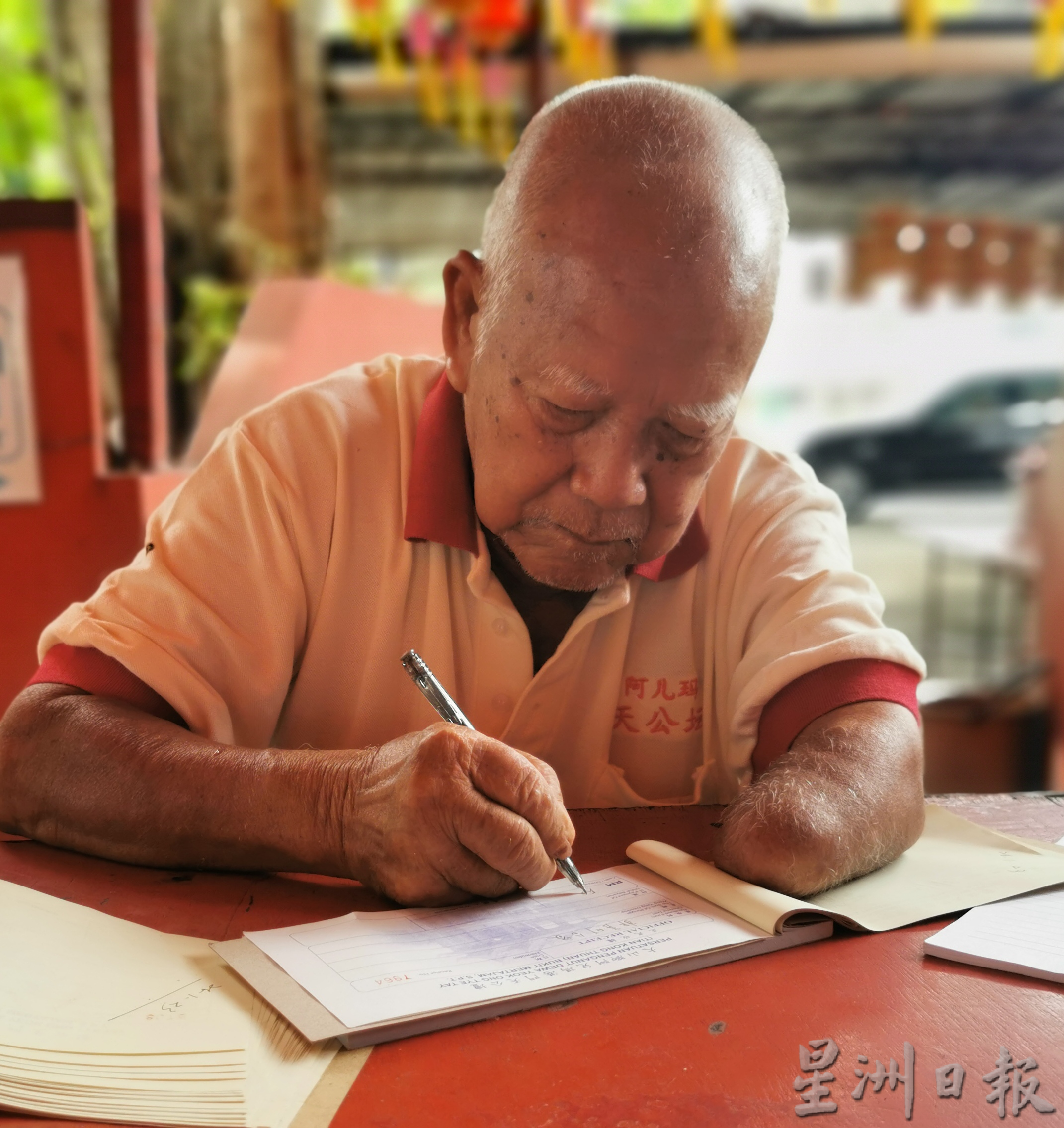 92岁独臂翁活得励志