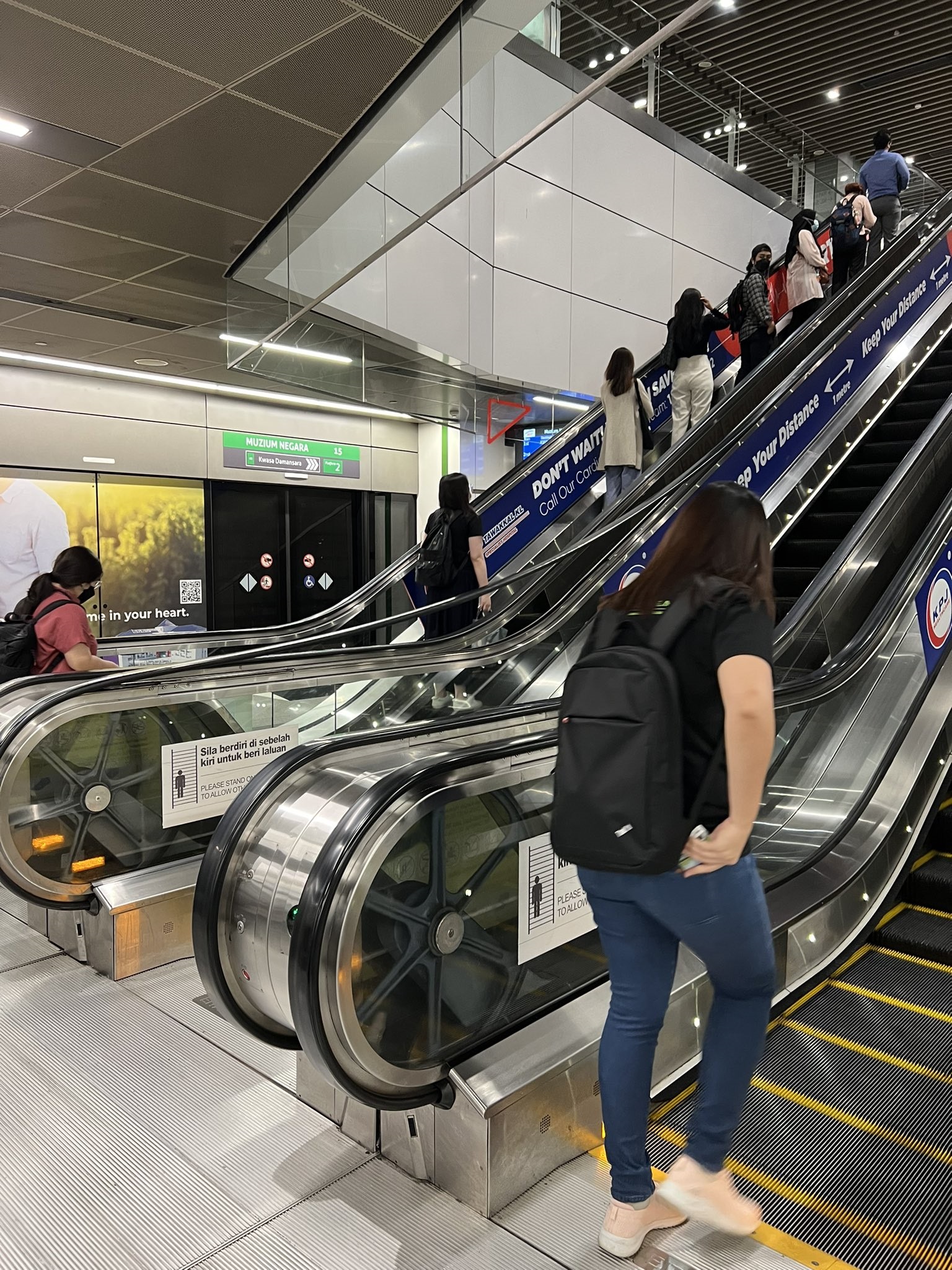 大都会-捷运站自动扶梯扶手带脱落 1图