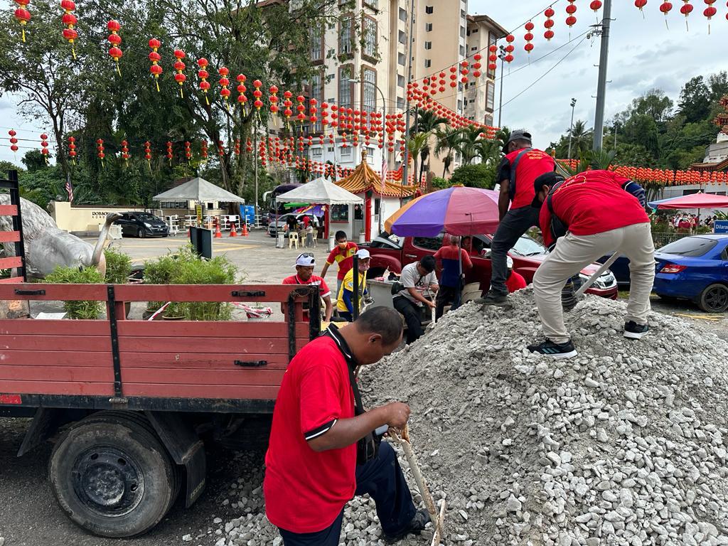 大都会 / 民众投诉：天后宫停车场道路坑坑巴巴，收费贵 / 9图（可选下）