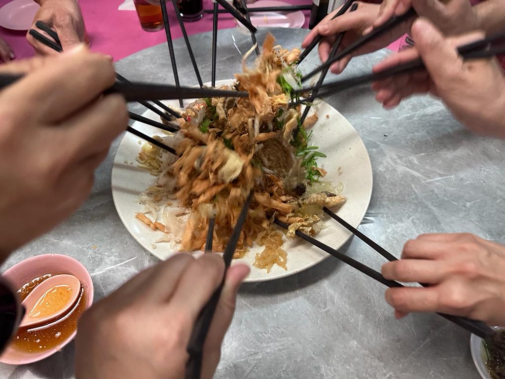 大都会——专栏:马拉妹出闸/逢宴必捞─七彩鸿运鱼生
