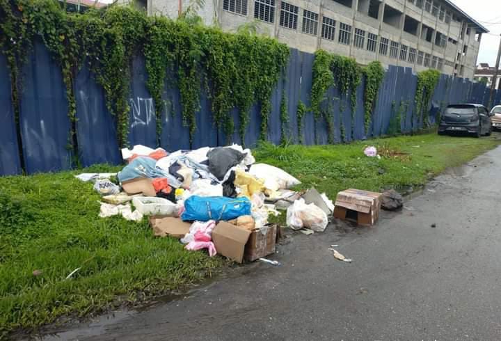 大都会/不要当“垃圾虫”,一旦被逮,垃圾要搬回家外,可能还面对1000令吉的罚款