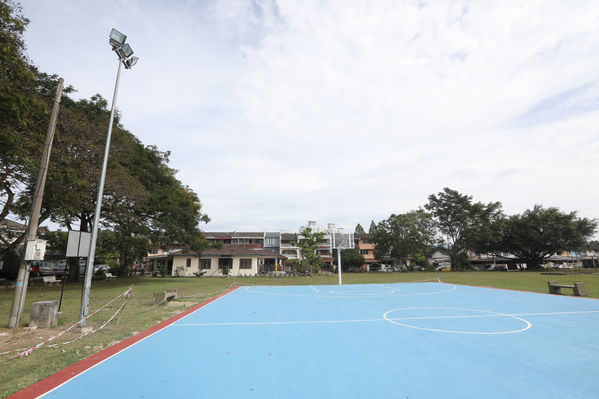 大都会/余深恩巡视篮球场提升工程完工