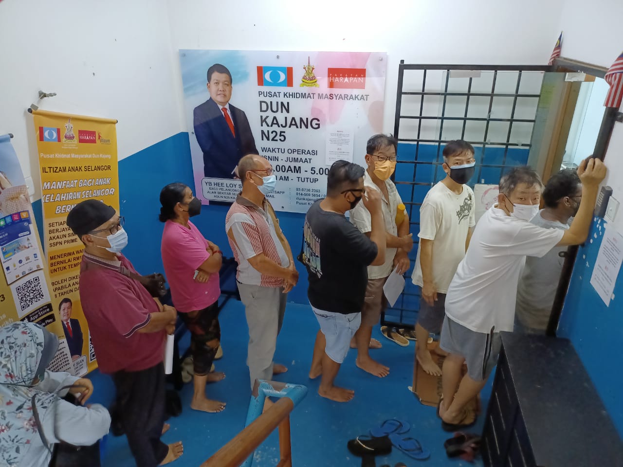 大都会/加影州议员服务中心被挤到爆,800人前往领取、询问和登记雪州乐龄亲善基金