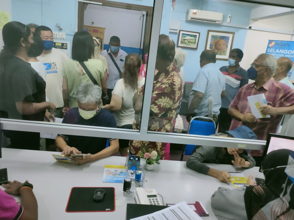 大都会/加影州议员服务中心被挤到爆,800人前往领取、询问和登记雪州乐龄亲善基金