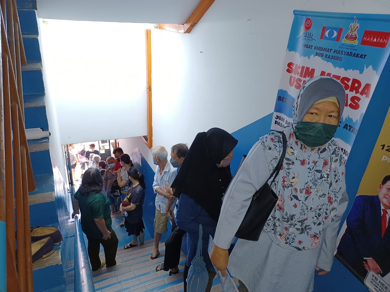 大都会/加影州议员服务中心被挤到爆,800人前往领取、询问和登记雪州乐龄亲善基金
