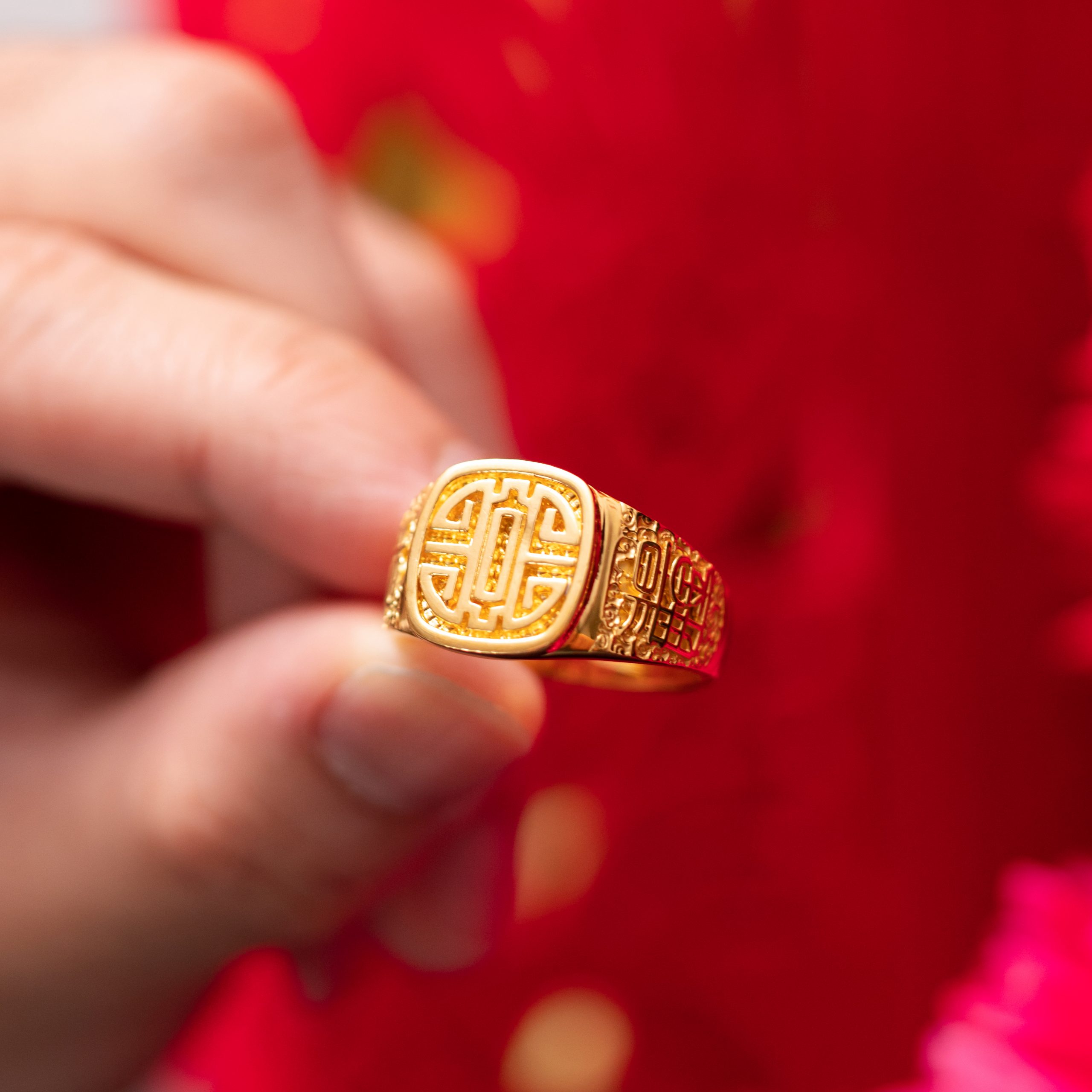 大都会封底/新年特稿暨画页：新春金饰闪亮登场