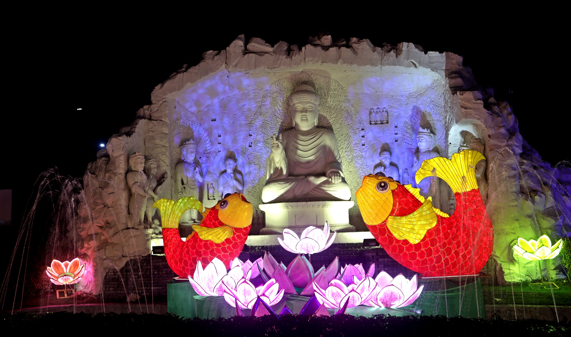 大都会封底（画页）/东禅寺“新春平安灯会及花艺展”