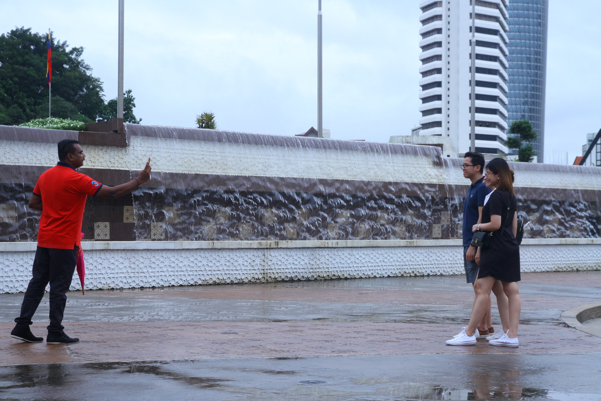 大都会/封面/下雨是否打乱拜年计划