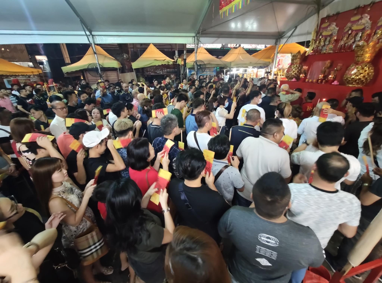 大都会封面副/阿罗街拜天公活动/2图