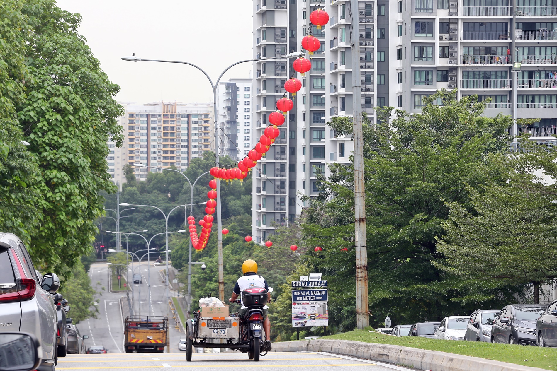 大都会/封面/跟进悬挂新年灯笼