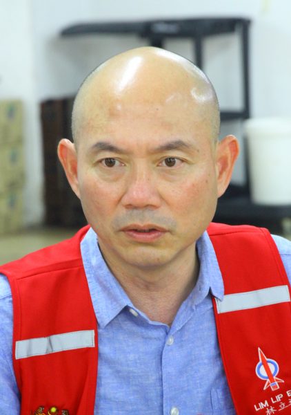 大都会/封面/跟进悬挂新年灯笼