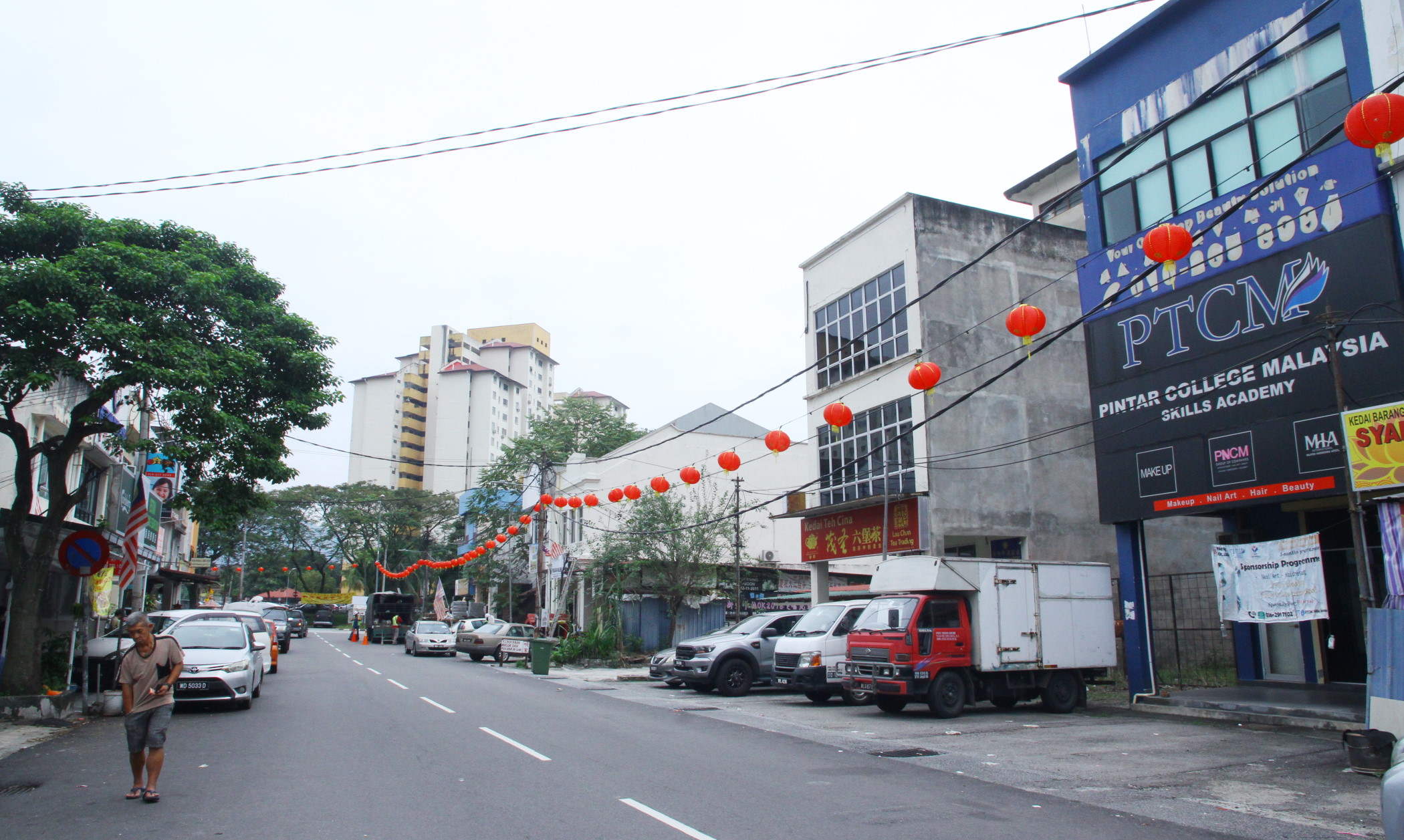 大都会/封面/跟进悬挂新年灯笼