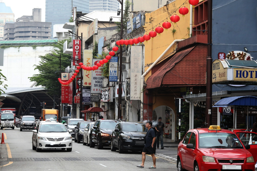 大都会/封面/跟进悬挂新年灯笼