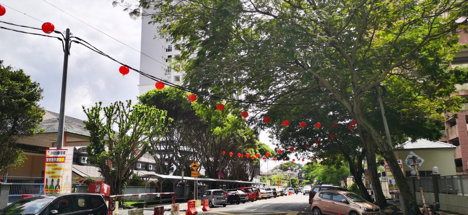 大都会/封面/跟进悬挂新年灯笼