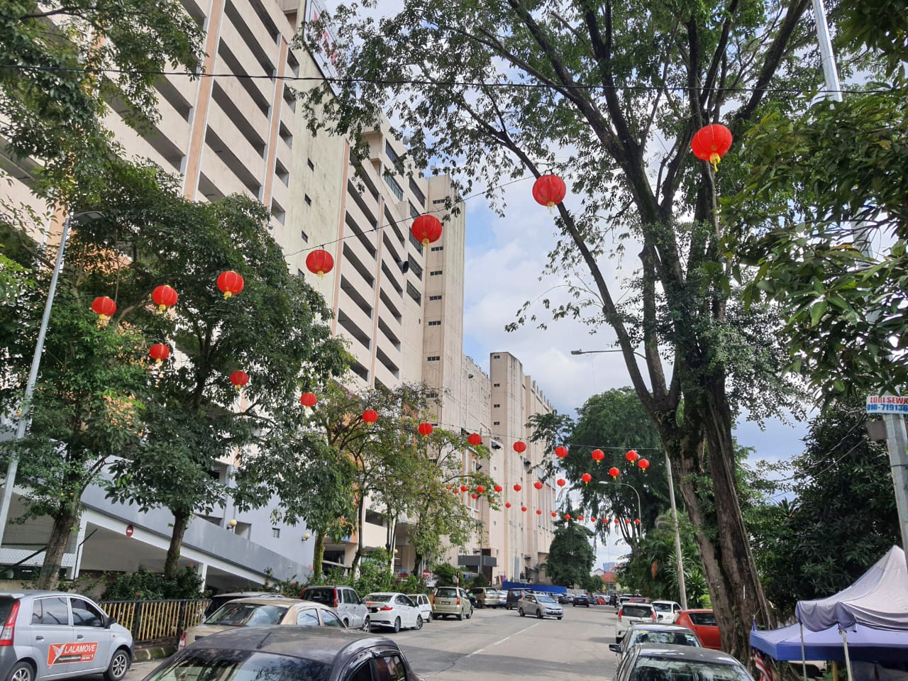 大都会/封面/跟进悬挂新年灯笼