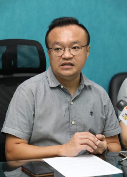 大都会/封面/跟进悬挂新年灯笼