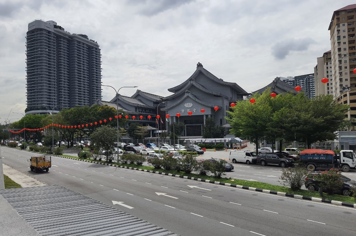 大都会/封面/跟进悬挂新年灯笼