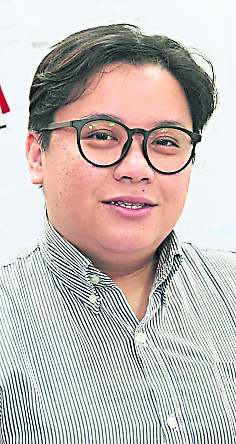 大都会/封面/跟进悬挂新年灯笼