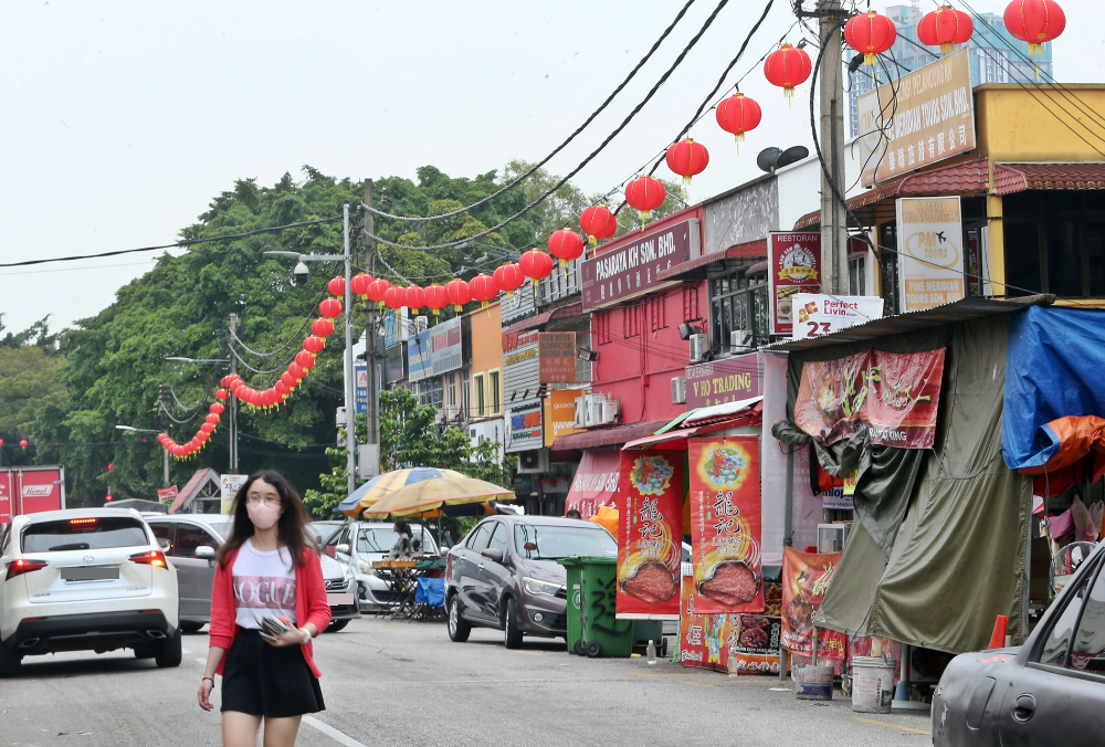 大都会/封面/跟进悬挂新年灯笼