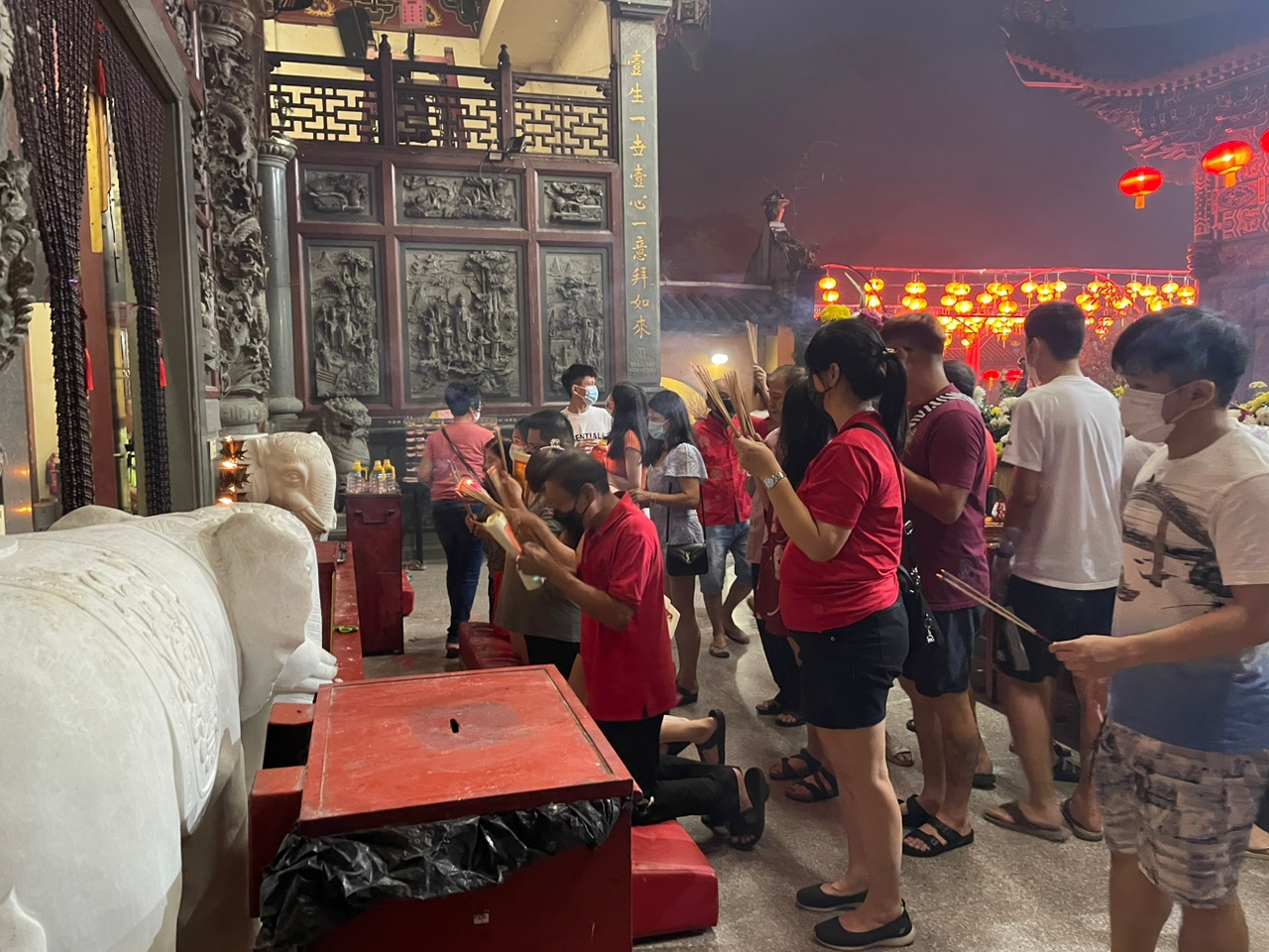 大都会/新春飘雨无阻善信涌入，观音亭两天上万人潮！