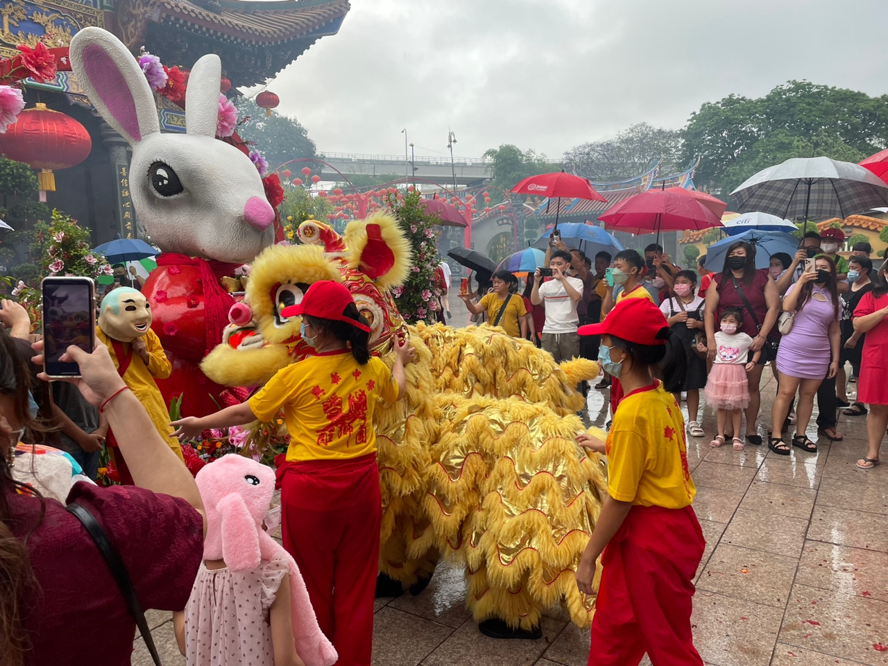 大都会/新春飘雨无阻善信涌入，观音亭两天上万人潮！